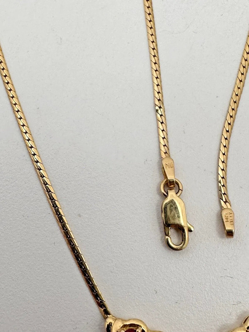 Collier de 17 pouces en or jaune 14 carats, orné de 7 rubis ovales de 4 mm x 6 mm et de 3 diamants rond