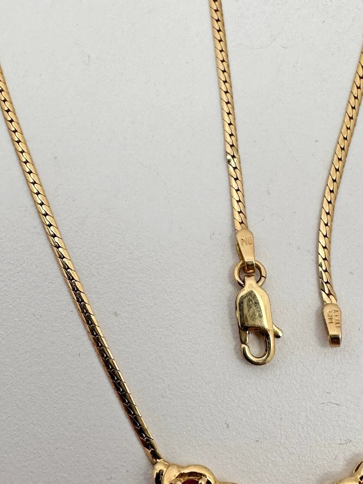 Collier de 17 pouces en or jaune 14 carats, orné de 7 rubis ovales de 4 mm x 6 mm et de 3 diamants rond