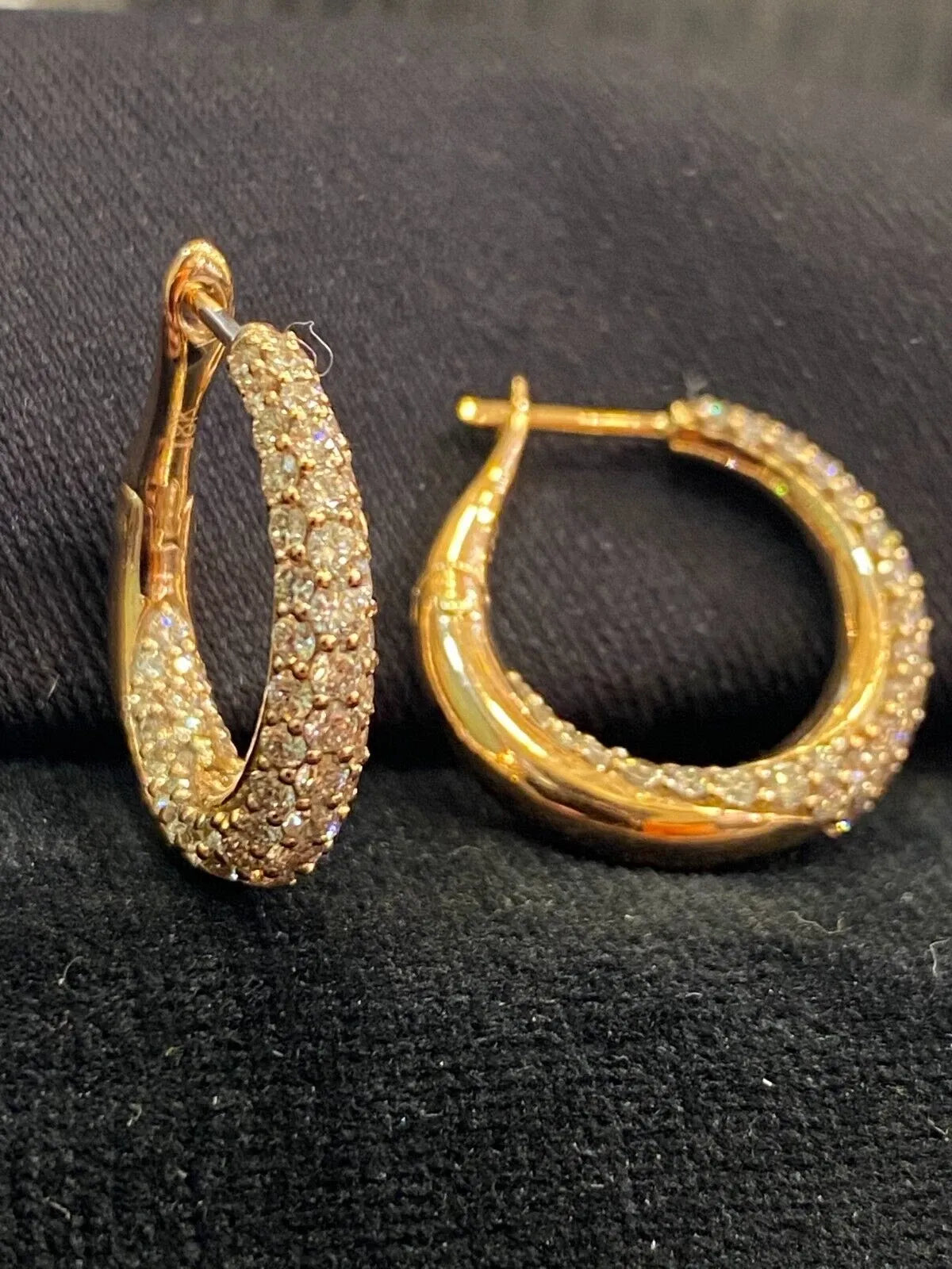 Boucles d'oreilles créoles en or 18 carats, serties de diamants ronds taille brillant « Inside-Out » d'un poids total de 1,80 carat
