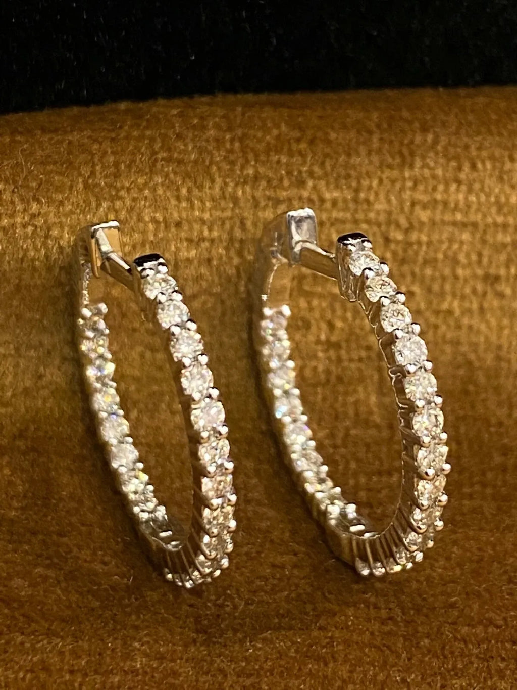 Boucles d'oreilles créoles en or 18 carats, serties de diamants ronds taille brillant « inside-out » d'un poids total de 0,75 carat