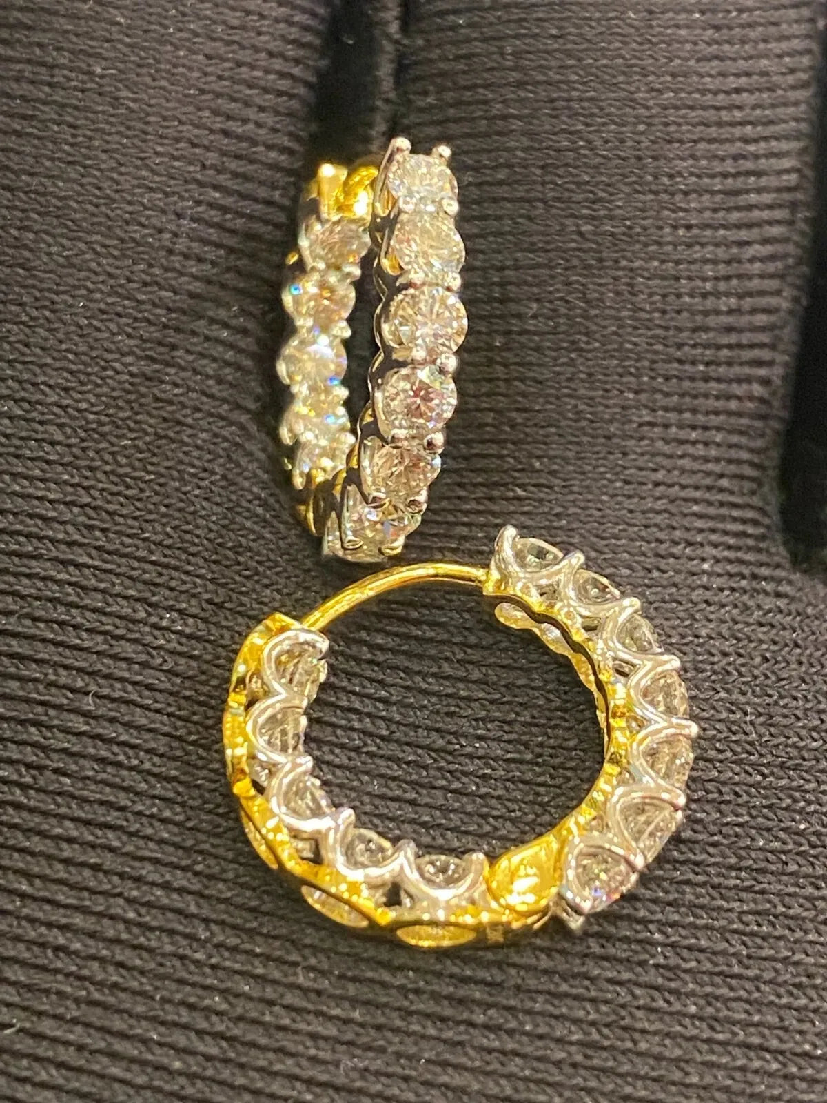 Boucles d'oreilles créoles en or 18 carats, serties de diamants ronds taille brillant « inside-out » d'un poids total de 1,68 carats