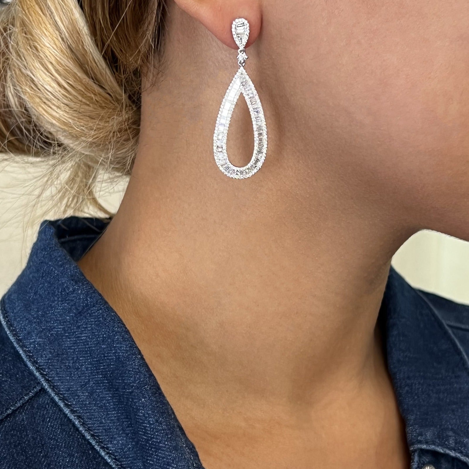 Boucles d'oreilles imposantes « Bagutte » et diamants taille ronde, en or blanc 18 carats, 3,31 carats au total