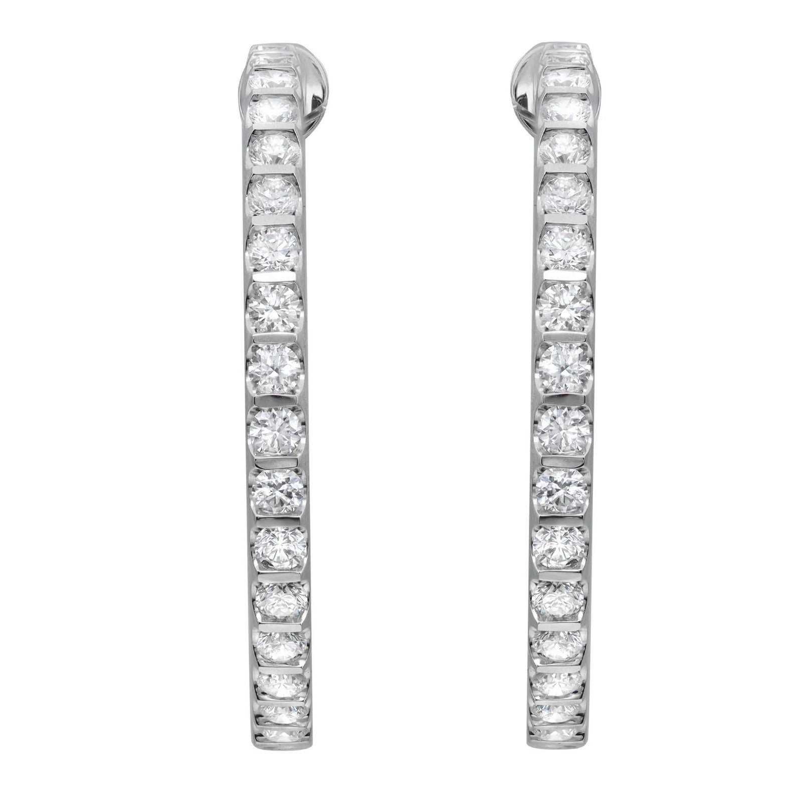 Boucles d'oreilles créoles avec diamants taille ronde « Inside Out », en or blanc 18 carats, 4,76 carats au total, 1,5 pouces