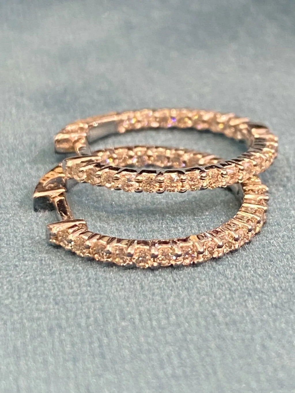 Boucles d'oreilles créoles en or 18 carats, serties de diamants ronds taille brillant « inside-out » d'un poids total de 0,75 carat