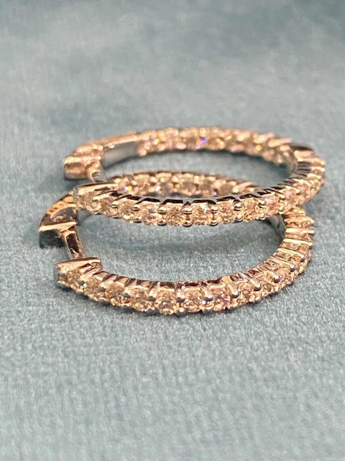 Boucles d'oreilles créoles en or 18 carats, serties de diamants ronds taille brillant « inside-out » d'un poids total de 0,75 carat