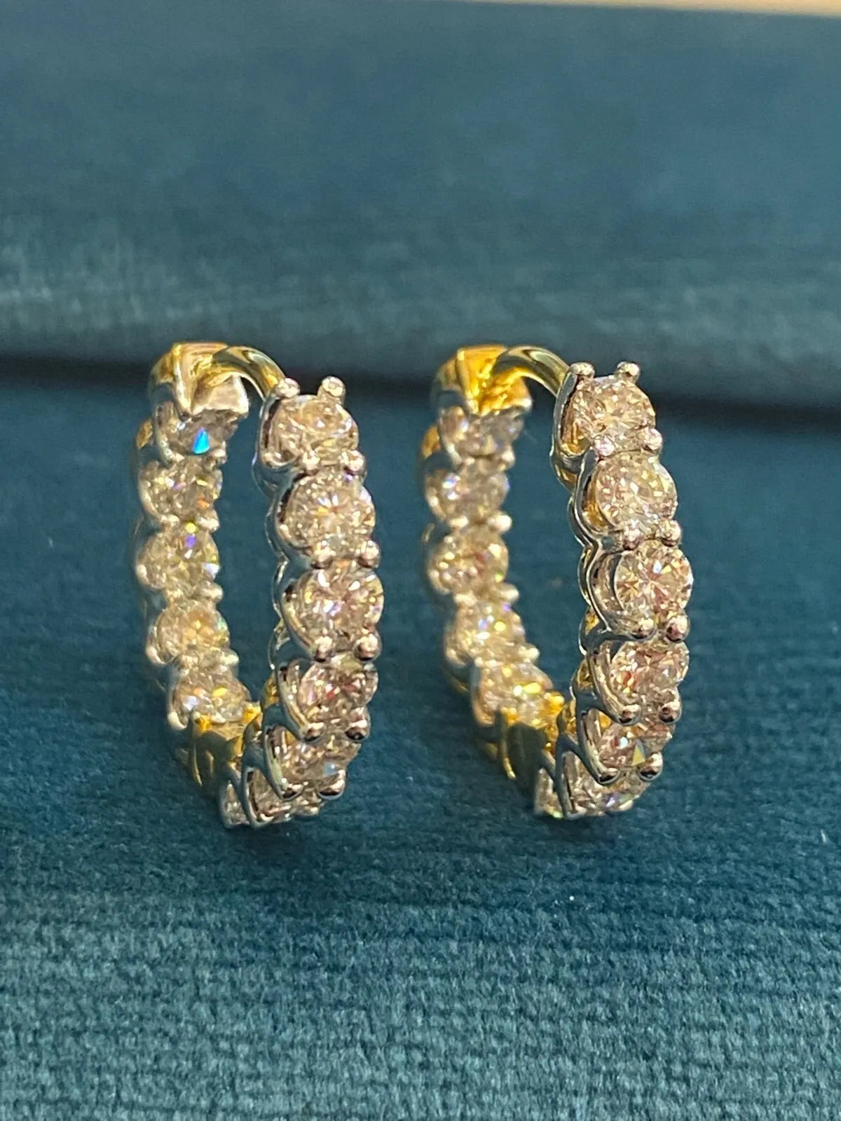 Boucles d'oreilles créoles en or 18 carats, serties de diamants ronds taille brillant « inside-out » d'un poids total de 1,68 carats