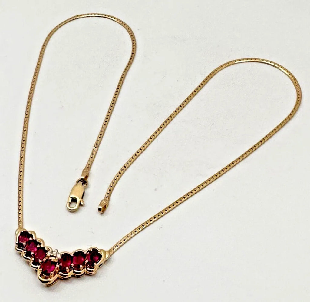 Collier de 17 pouces en or jaune 14 carats, orné de 7 rubis ovales de 4 mm x 6 mm et de 3 diamants rond
