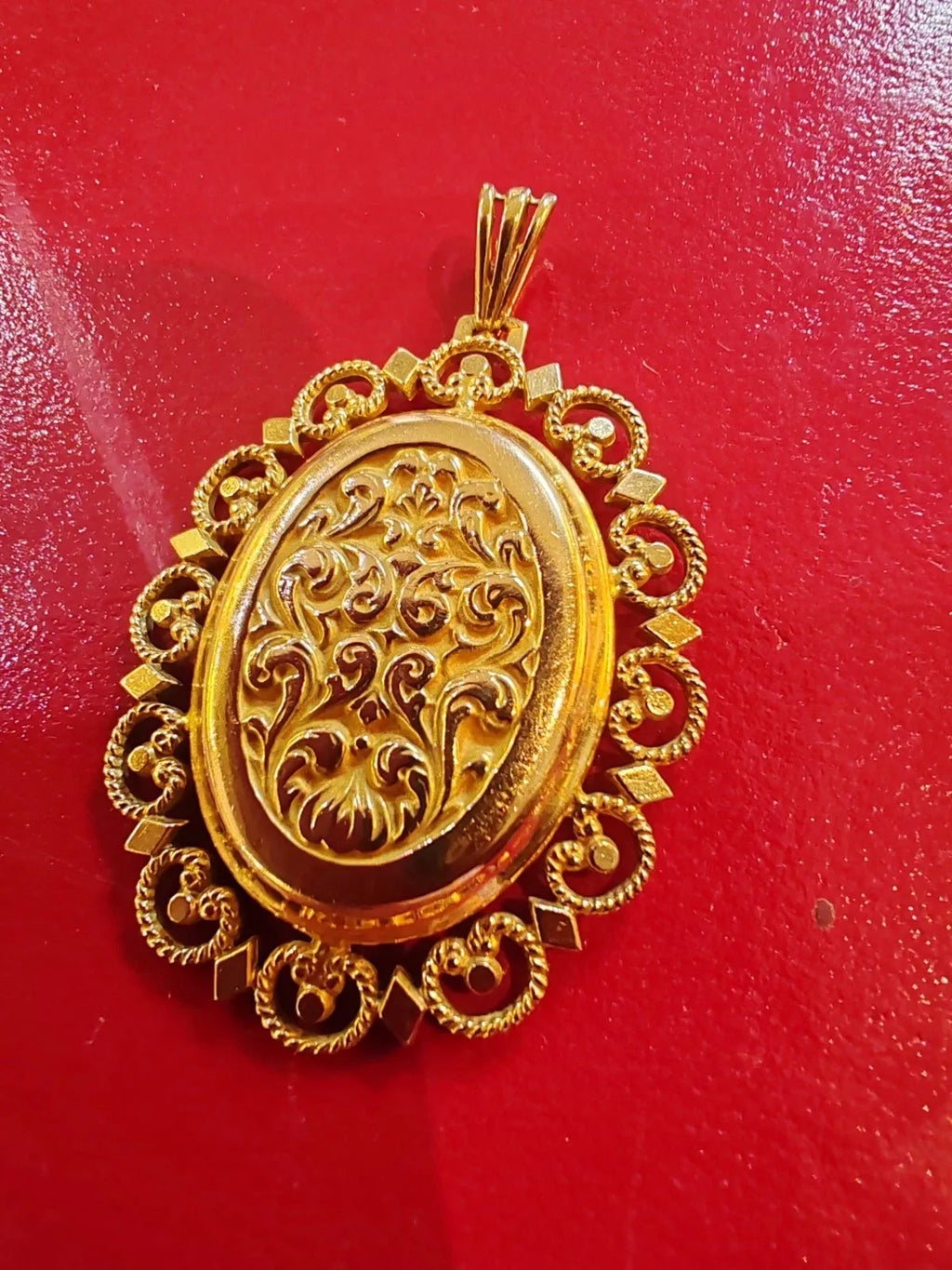 Médaillon ancien ouvrant or 18 carats
