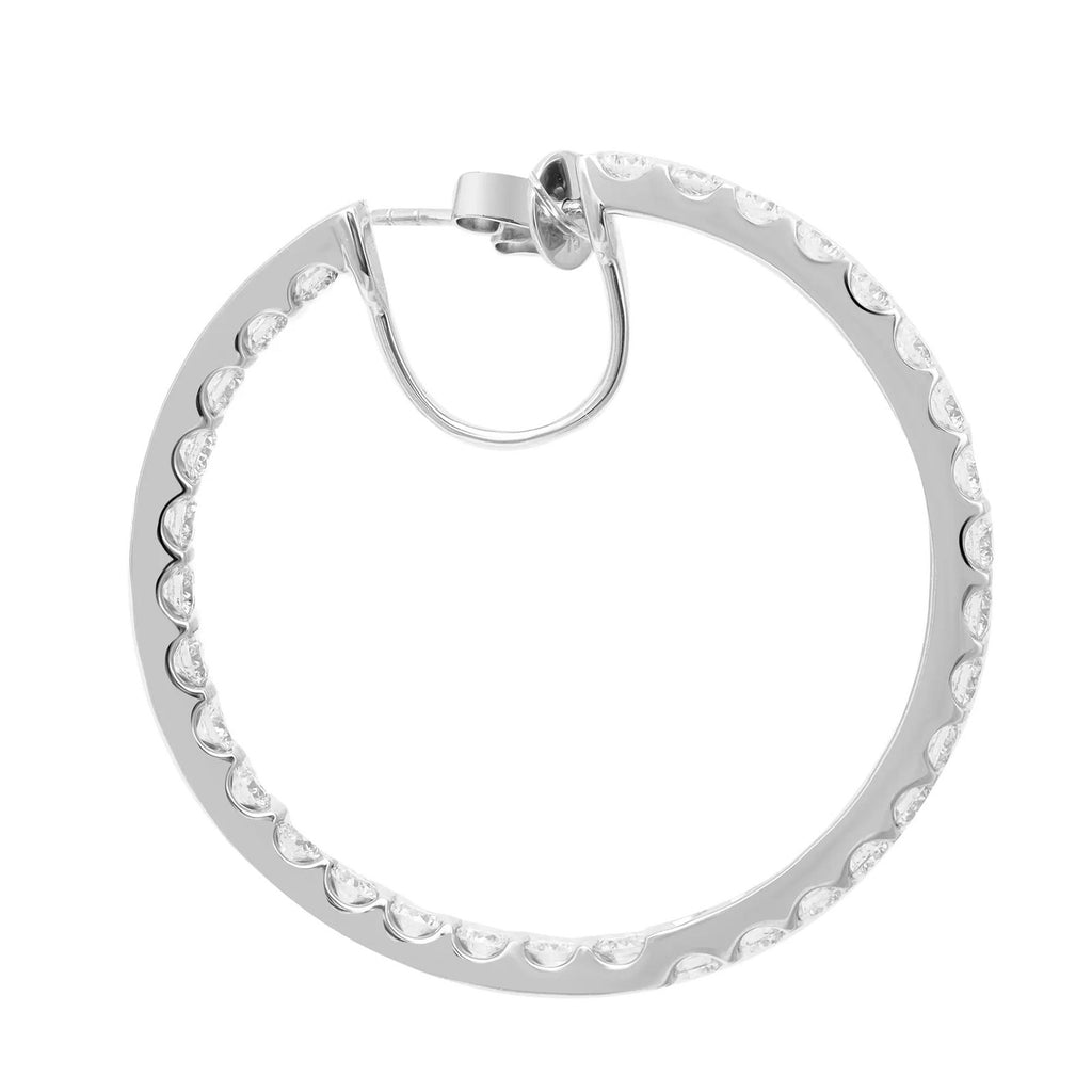 Boucles d'oreilles créoles avec diamants taille ronde « Inside Out », en or blanc 18 carats, 4,76 carats au total, 1,5 pouces