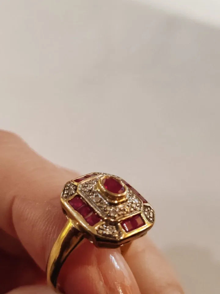 Bague rectangulaire or jaune 18 carats rubis et diamants