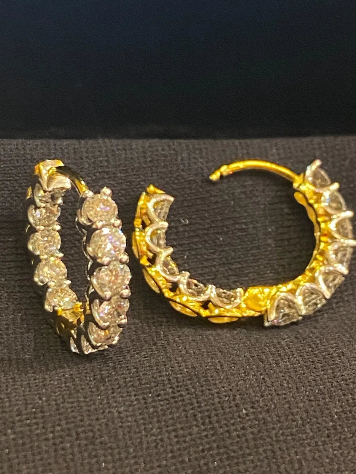 Boucles d'oreilles créoles en or 18 carats, serties de diamants ronds taille brillant « inside-out » d'un poids total de 1,68 carats