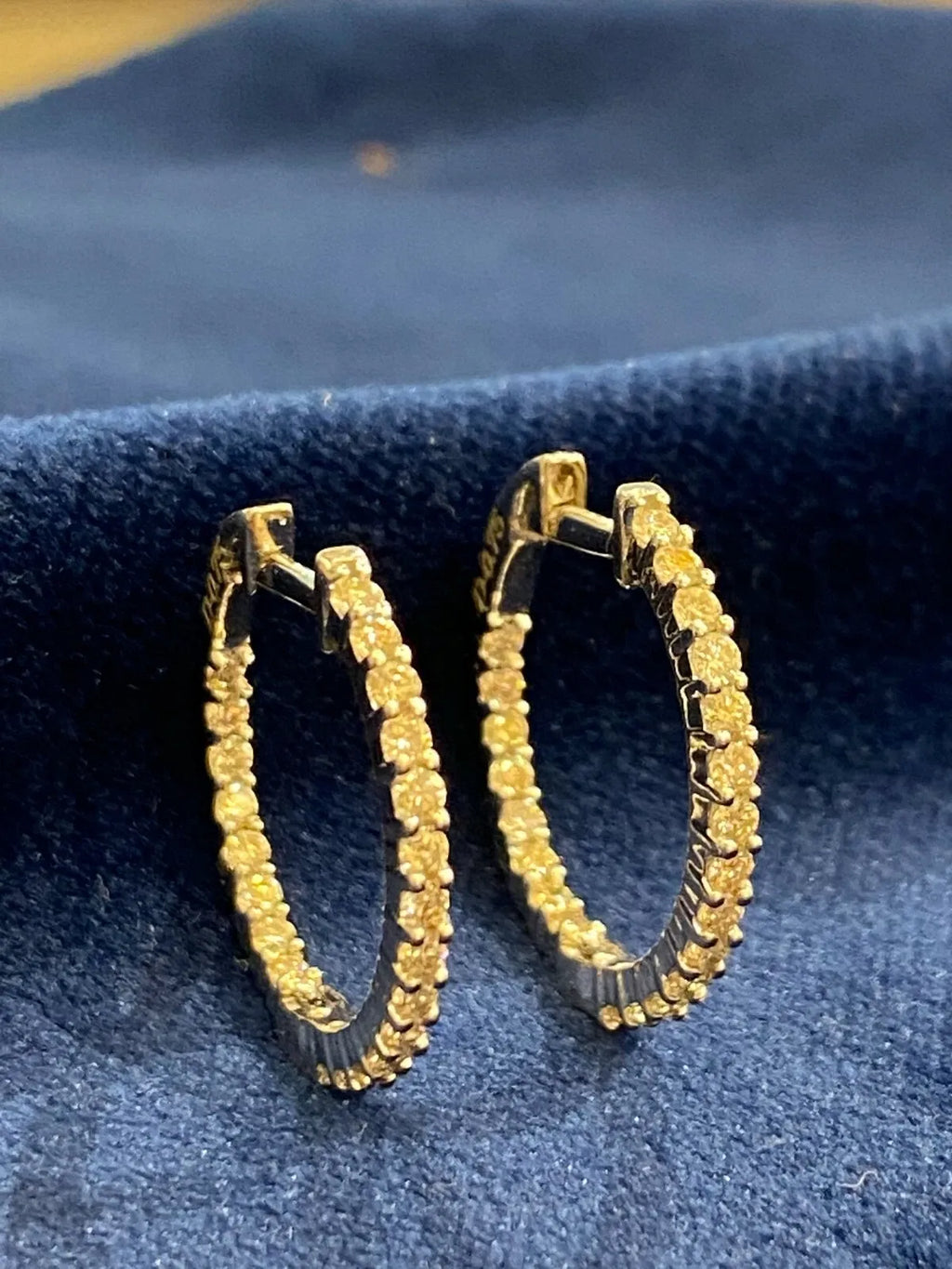 Boucles d'oreilles créoles en or 18 carats, serties de diamants ronds taille brillant « inside-out » d'un poids total de 0,75 carat