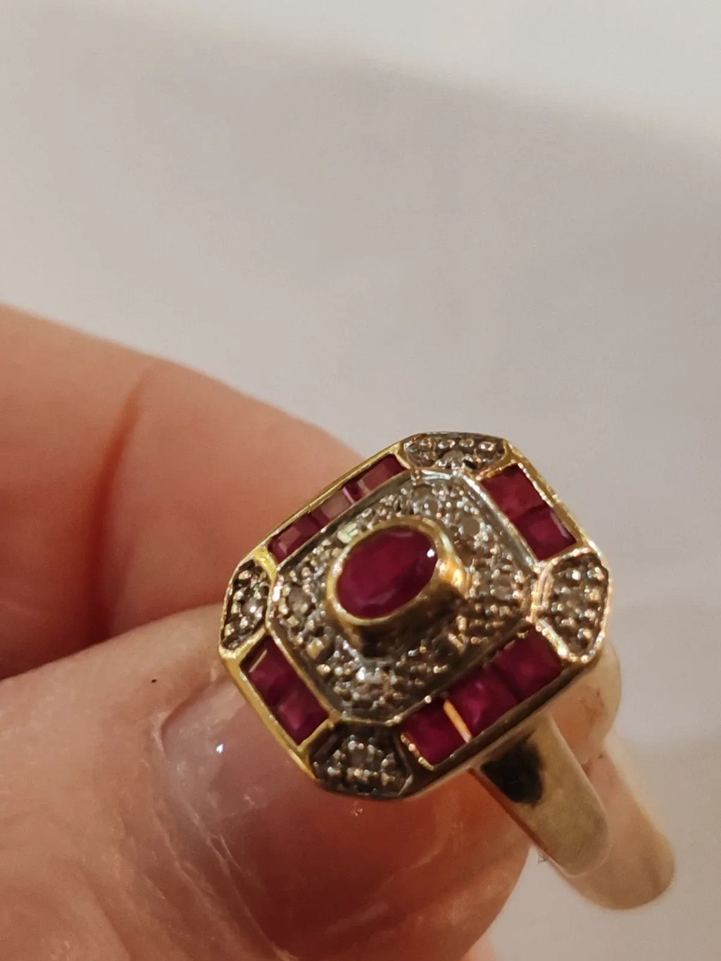 Bague rectangulaire or jaune 18 carats rubis et diamants