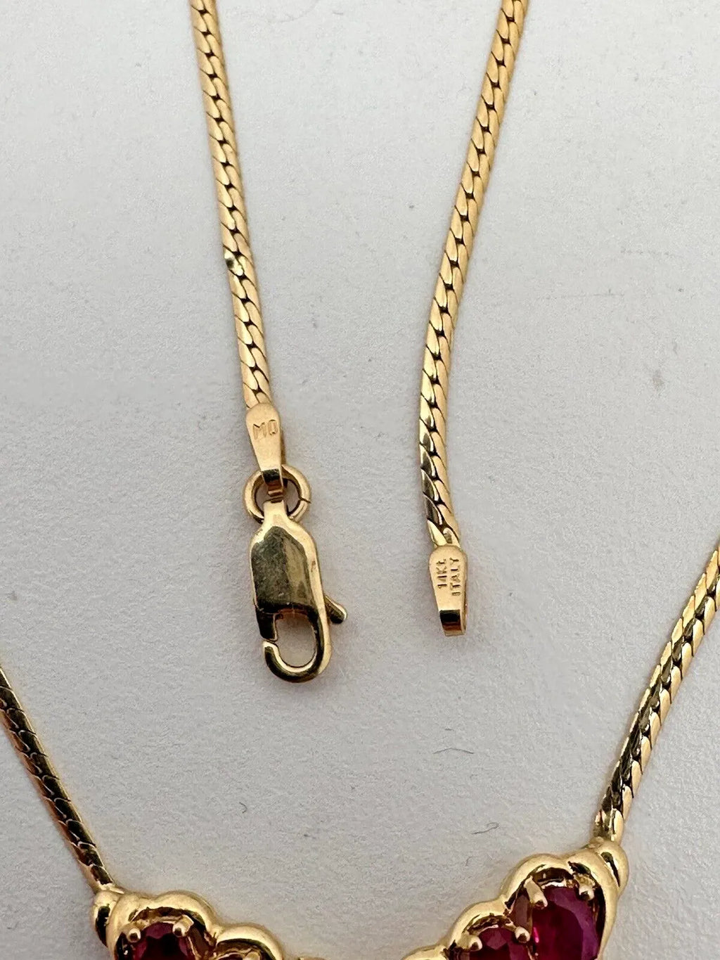 Collier de 17 pouces en or jaune 14 carats, orné de 7 rubis ovales de 4 mm x 6 mm et de 3 diamants rond