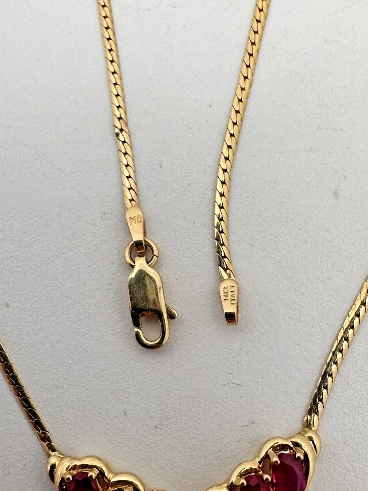 Collier de 17 pouces en or jaune 14 carats, orné de 7 rubis ovales de 4 mm x 6 mm et de 3 diamants rond