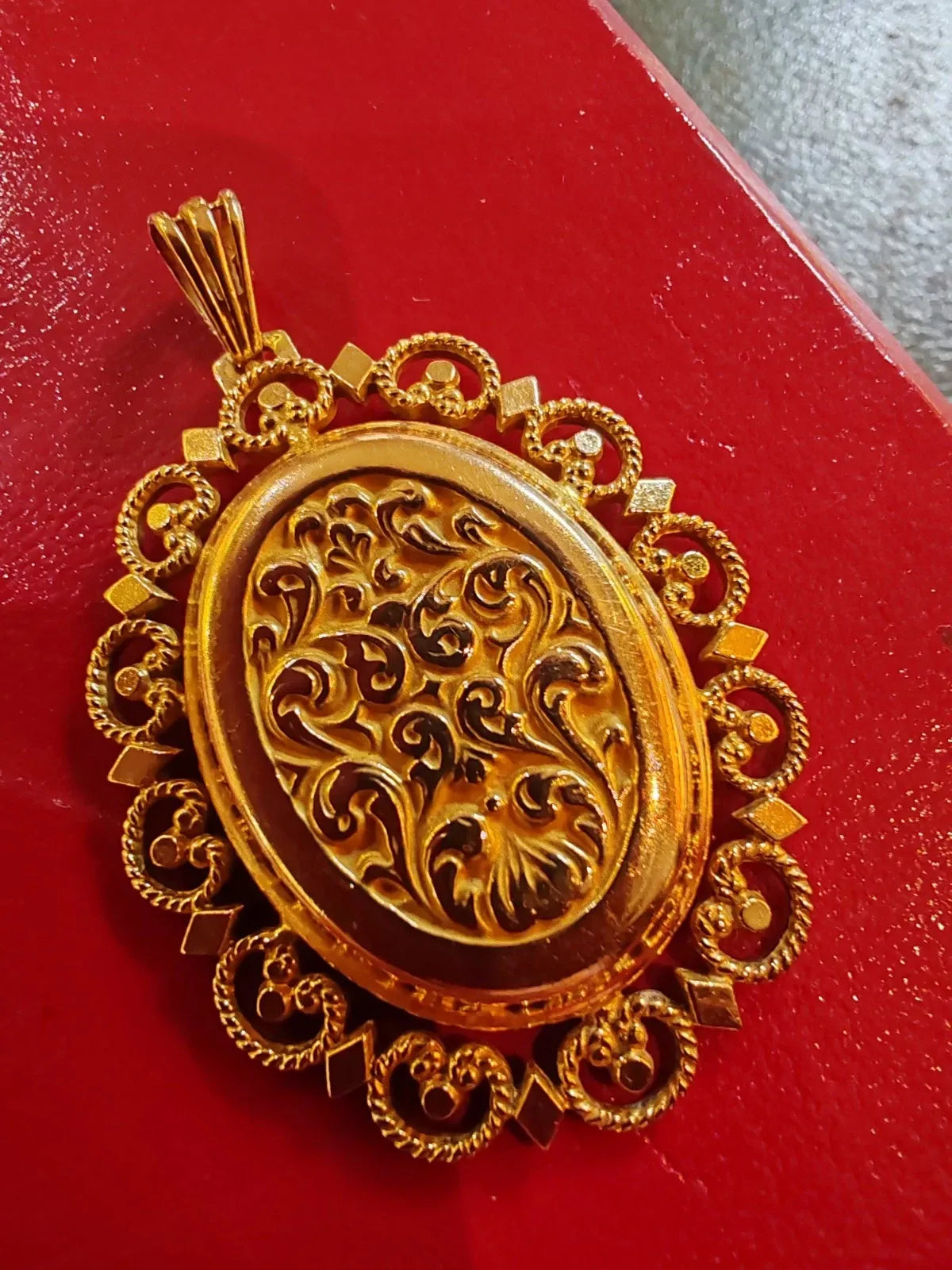 Médaillon ancien ouvrant or 18 carats