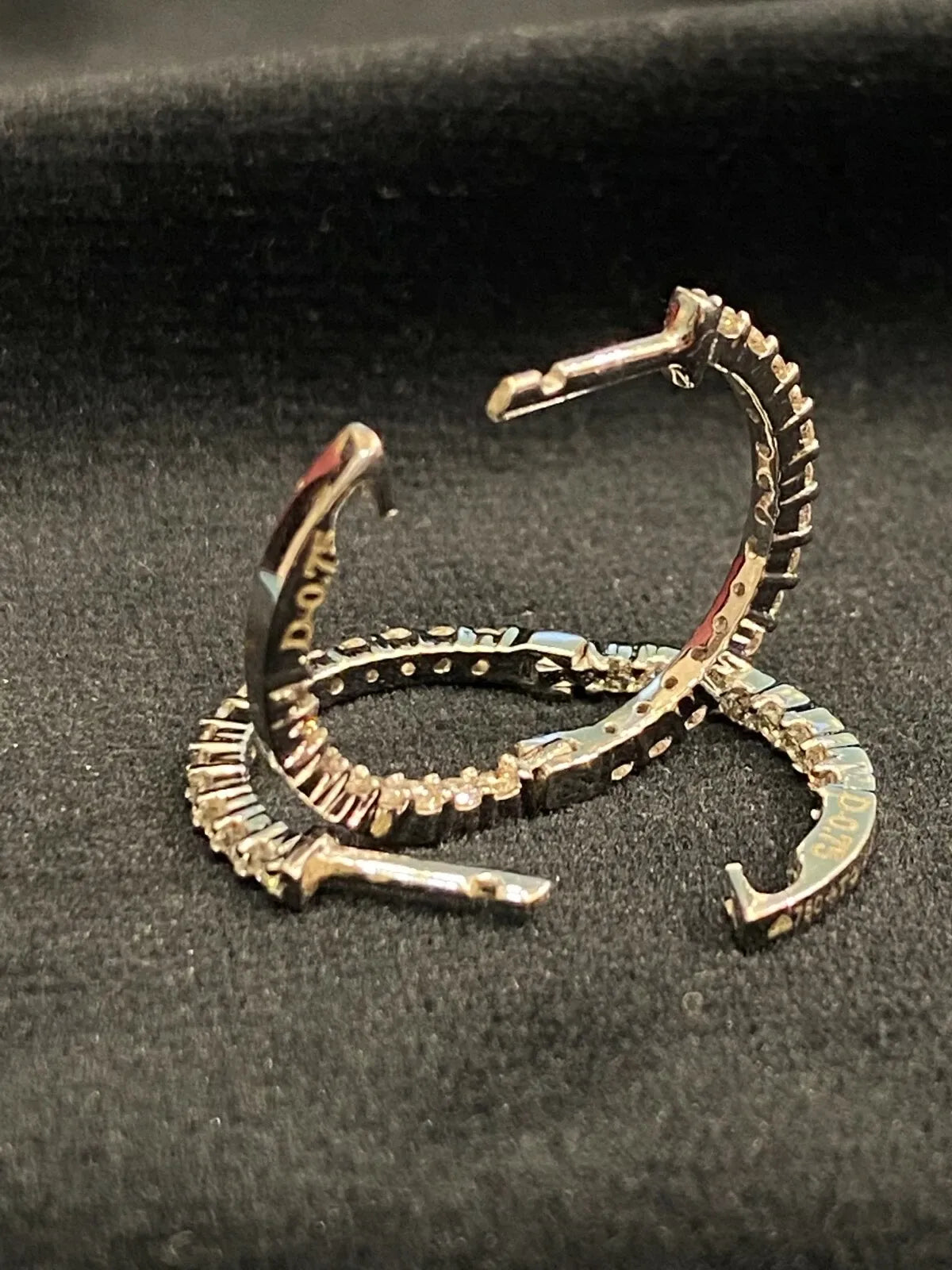 Boucles d'oreilles créoles en or 18 carats, serties de diamants ronds taille brillant « inside-out » d'un poids total de 0,75 carat