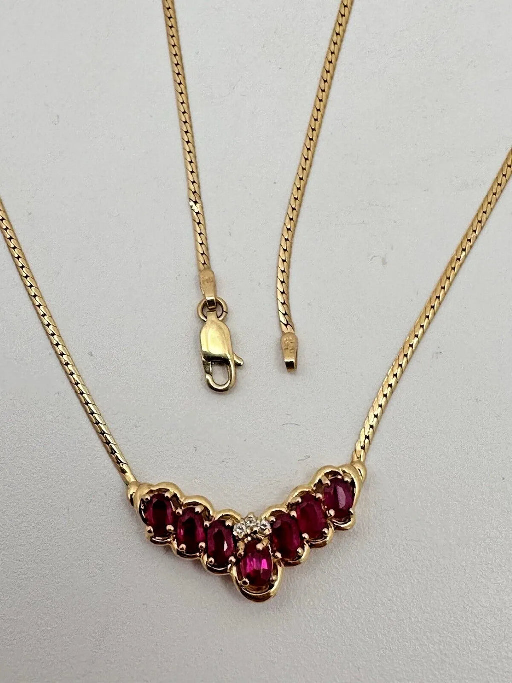 Collier de 17 pouces en or jaune 14 carats, orné de 7 rubis ovales de 4 mm x 6 mm et de 3 diamants rond