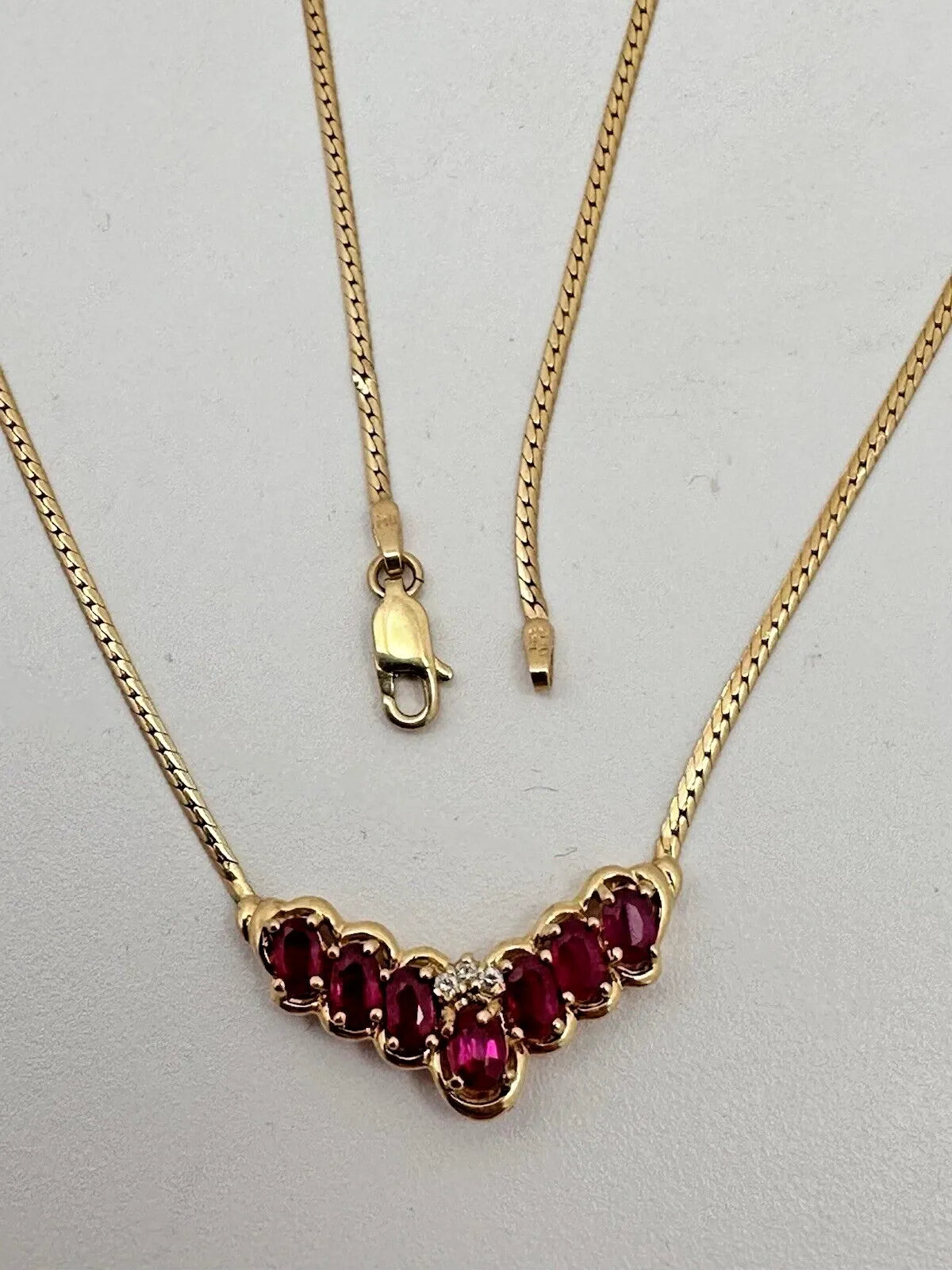 Collier de 17 pouces en or jaune 14 carats, orné de 7 rubis ovales de 4 mm x 6 mm et de 3 diamants rond