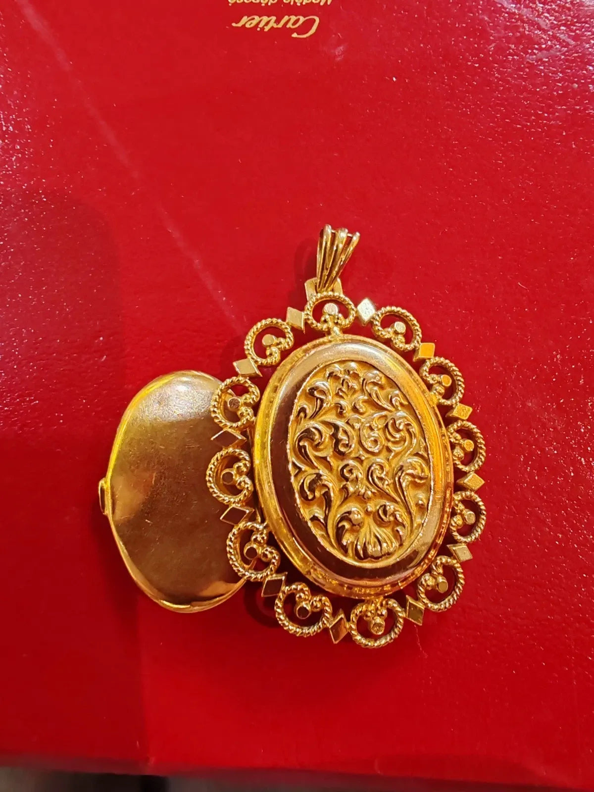 Médaillon ancien ouvrant or 18 carats