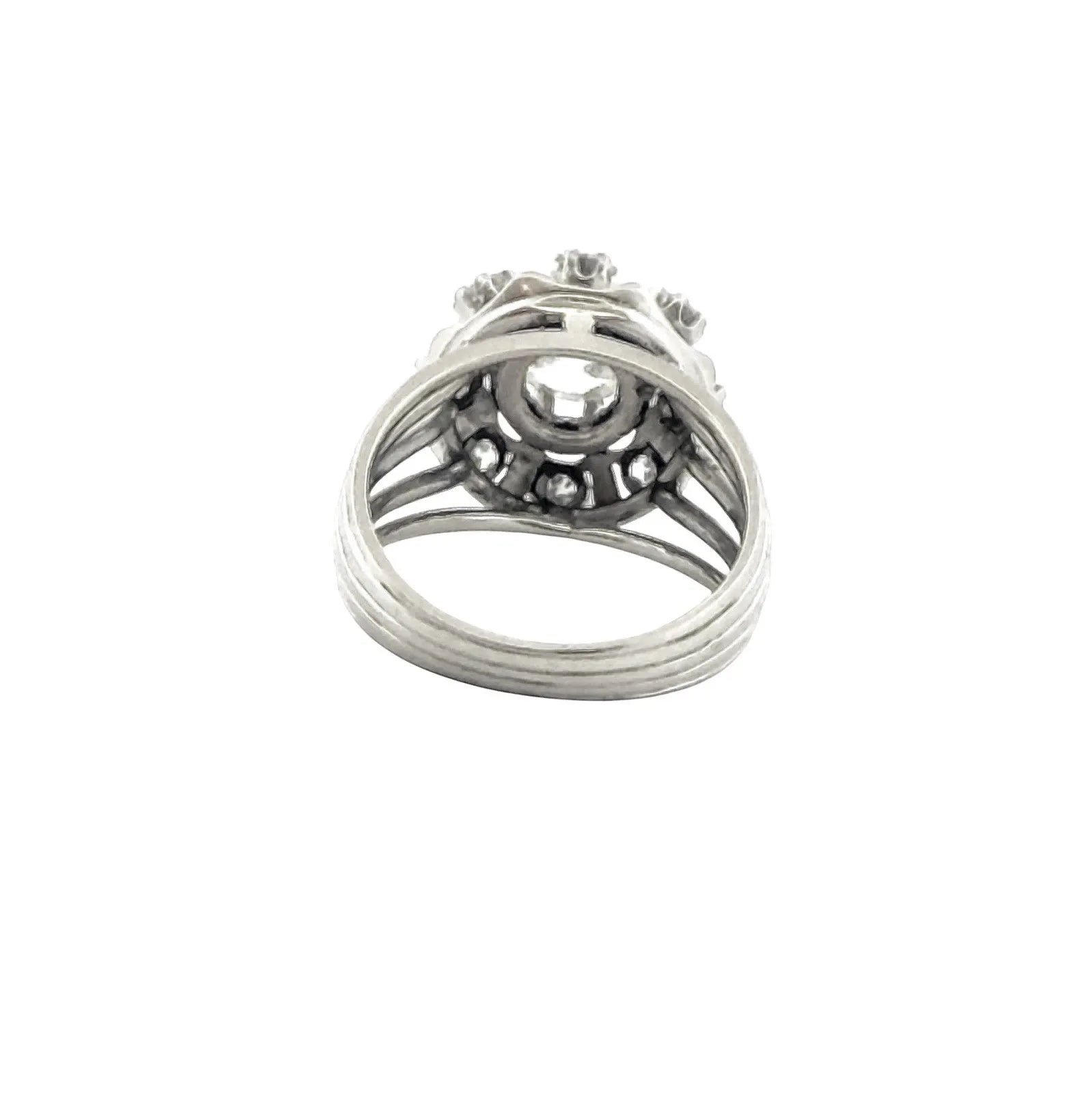 Bague ancienne en or blanc 18 carats et diamants