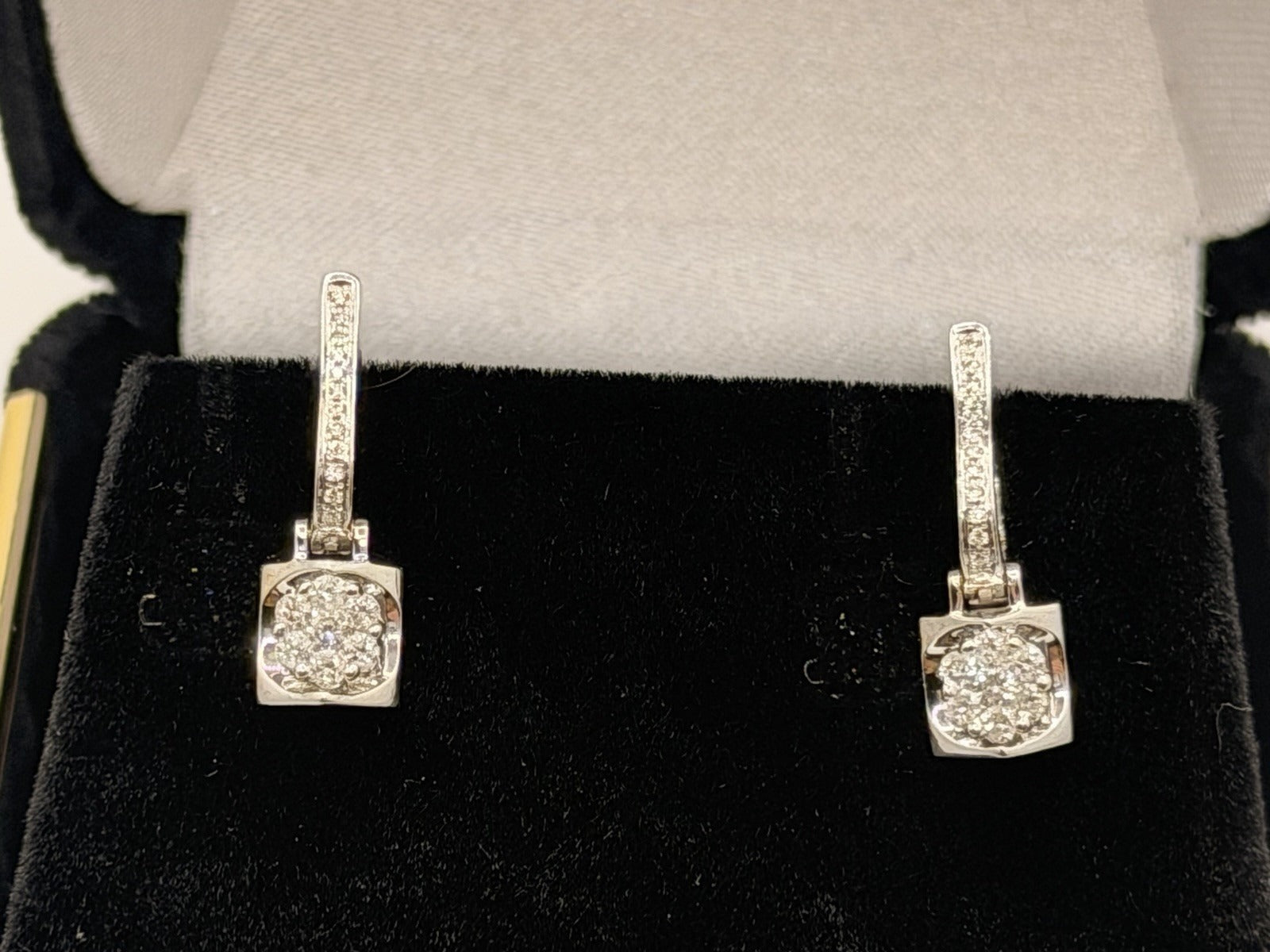 Boucles d'oreilles pendantes en or blanc 18 carats avec diamants naturels d'environ 0,50 carat au total, 3,26