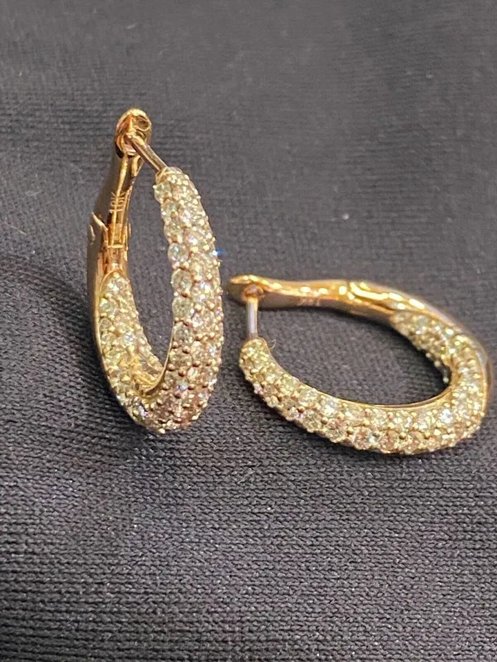 Boucles d'oreilles créoles en or 18 carats, serties de diamants ronds taille brillant « Inside-Out » d'un poids total de 1,80 carat