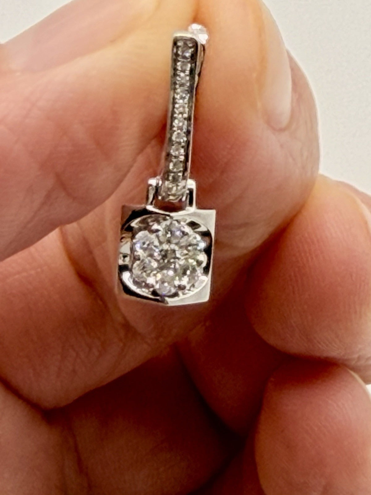 Boucles d'oreilles pendantes en or blanc 18 carats avec diamants naturels d'environ 0,50 carat au total, 3,26