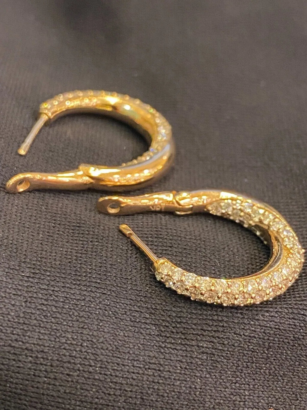Boucles d'oreilles créoles en or 18 carats, serties de diamants ronds taille brillant « Inside-Out » d'un poids total de 1,80 carat