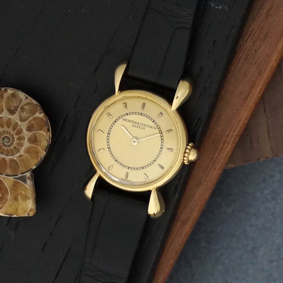 Montre vintage Vacheron Constantin à cornes en forme de petite larme, en or jaune 18 carats, années 1940-1950