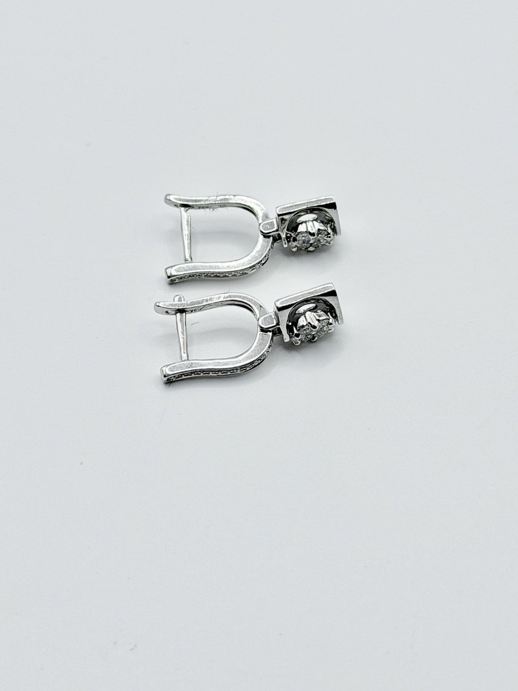 Boucles d'oreilles pendantes en or blanc 18 carats avec diamants naturels d'environ 0,50 carat au total, 3,26