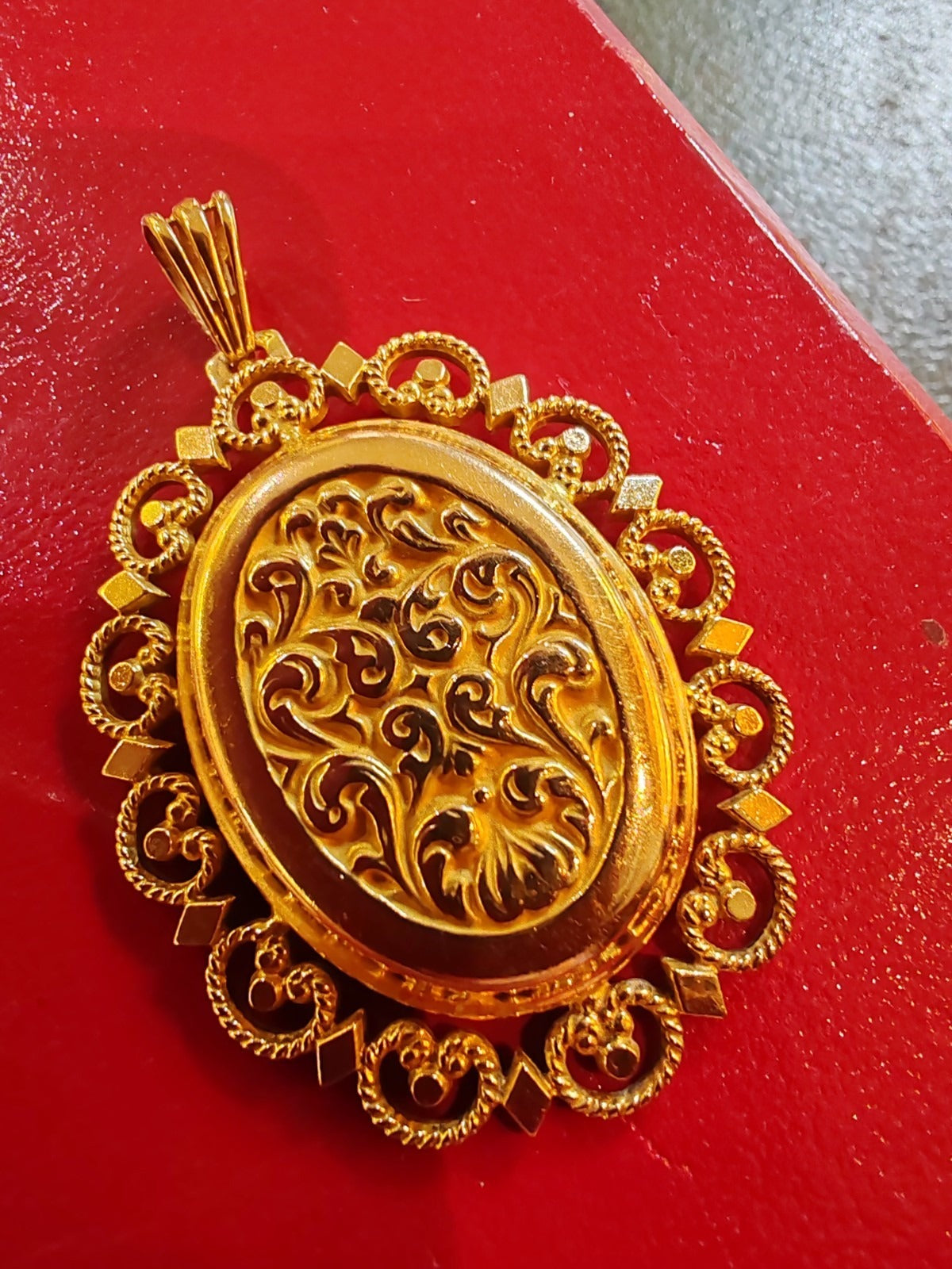 Médaillon ancien ouvrant or 18 carats