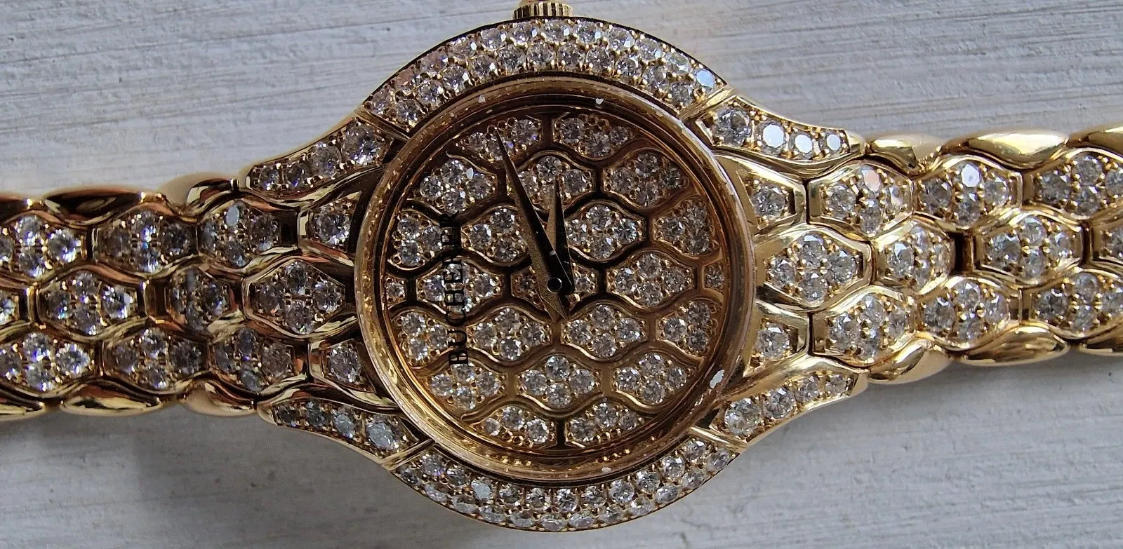 Montre pour femme Bucherer Medea en or jaune sertie de diamants, 1997