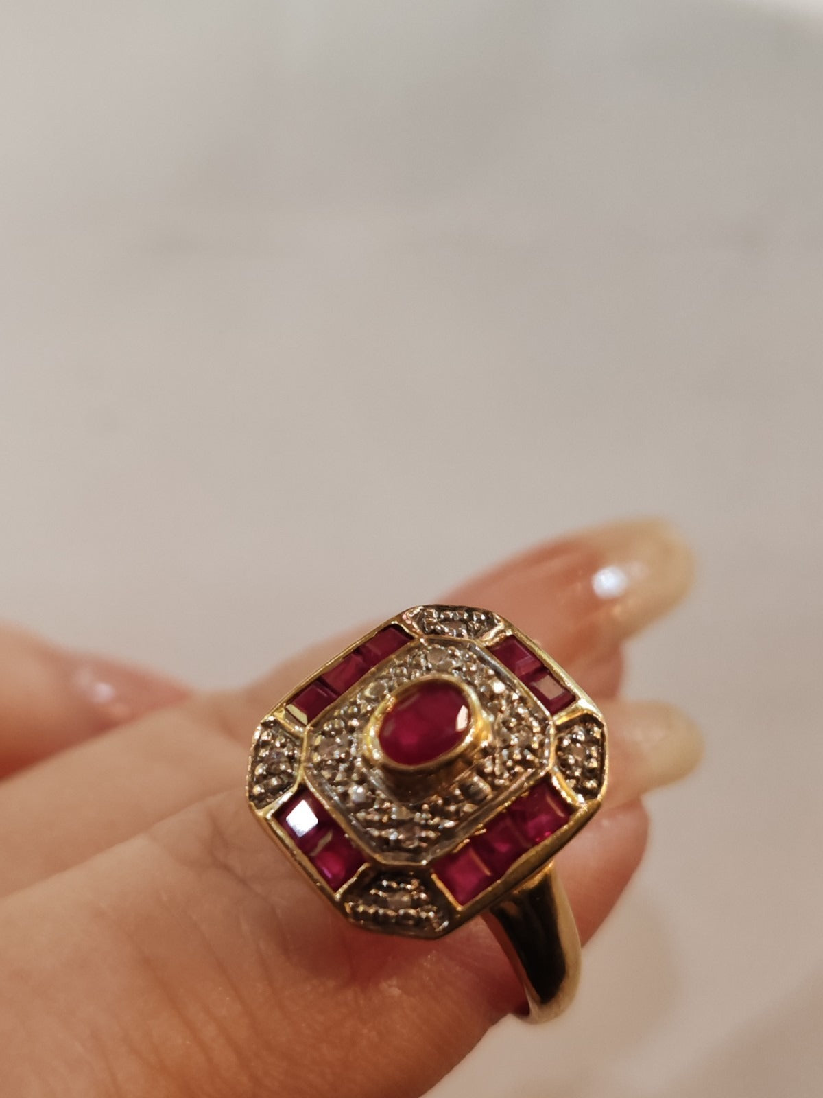 Bague rectangulaire or jaune 18 carats rubis et diamants