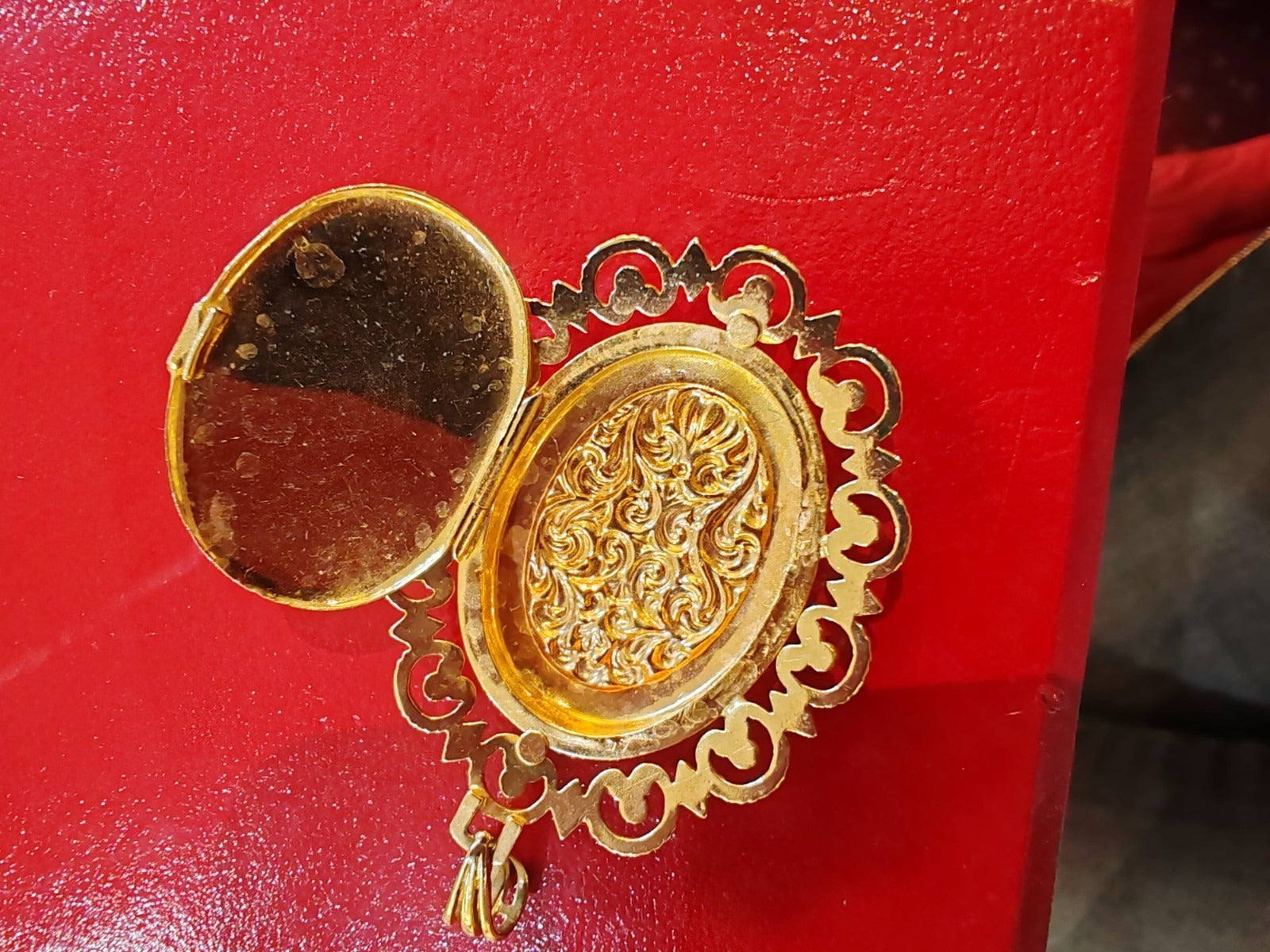 Médaillon ancien ouvrant or 18 carats
