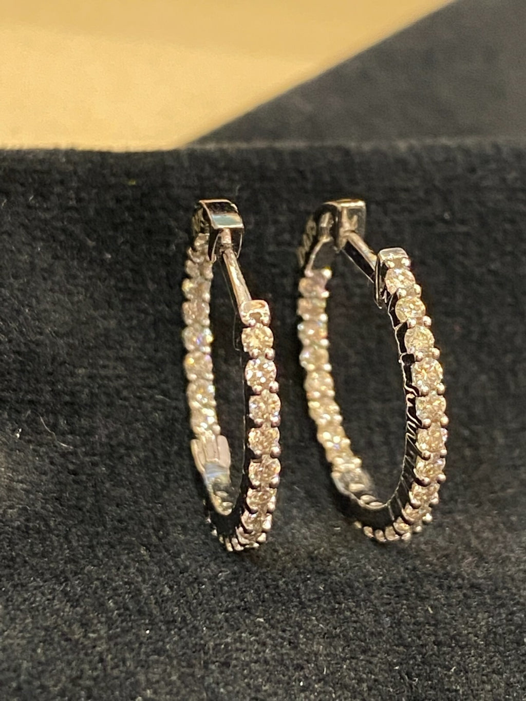 Boucles d'oreilles créoles en or 18 carats, serties de diamants ronds taille brillant « inside-out » d'un poids total de 0,75 carat