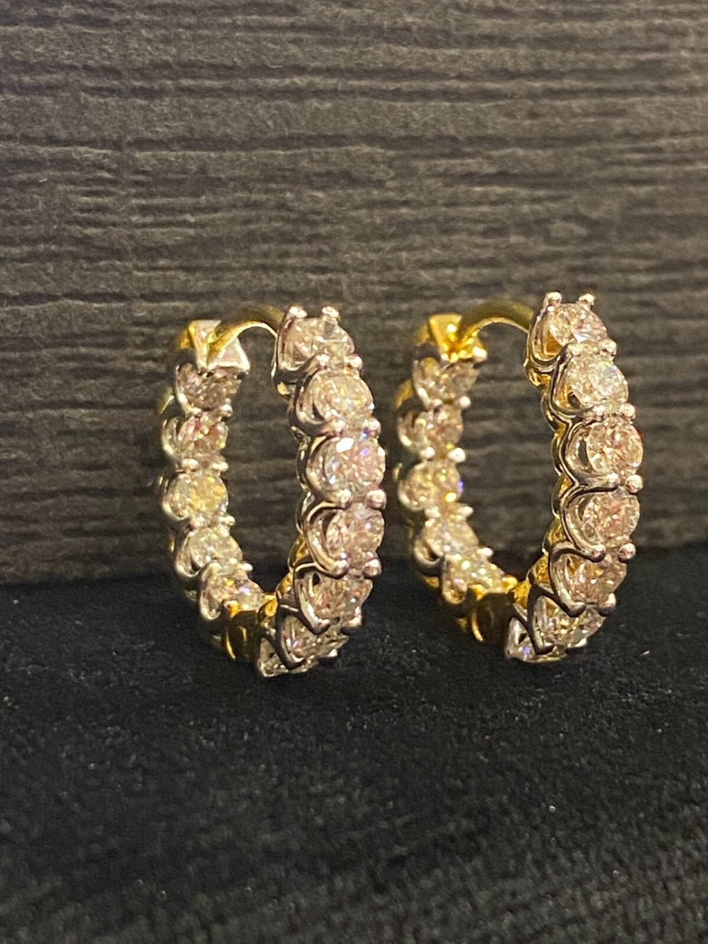 Boucles d'oreilles créoles en or 18 carats, serties de diamants ronds taille brillant « inside-out » d'un poids total de 1,68 carats