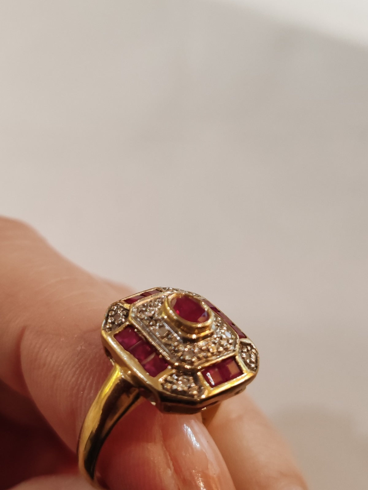 Bague rectangulaire or jaune 18 carats rubis et diamants