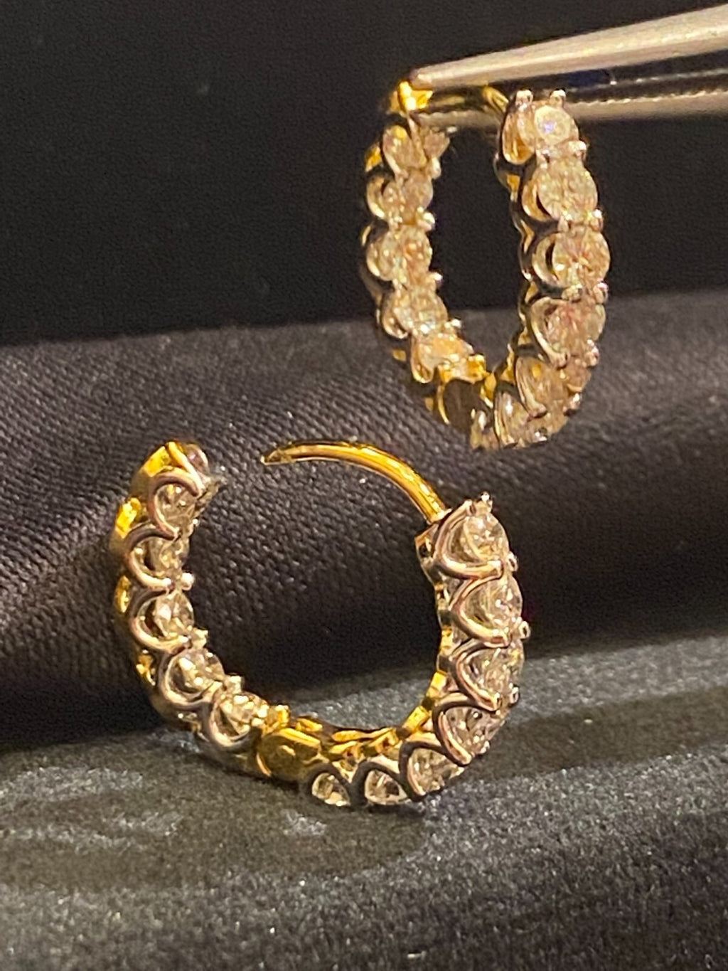 Boucles d'oreilles créoles en or 18 carats, serties de diamants ronds taille brillant « inside-out » d'un poids total de 1,68 carats
