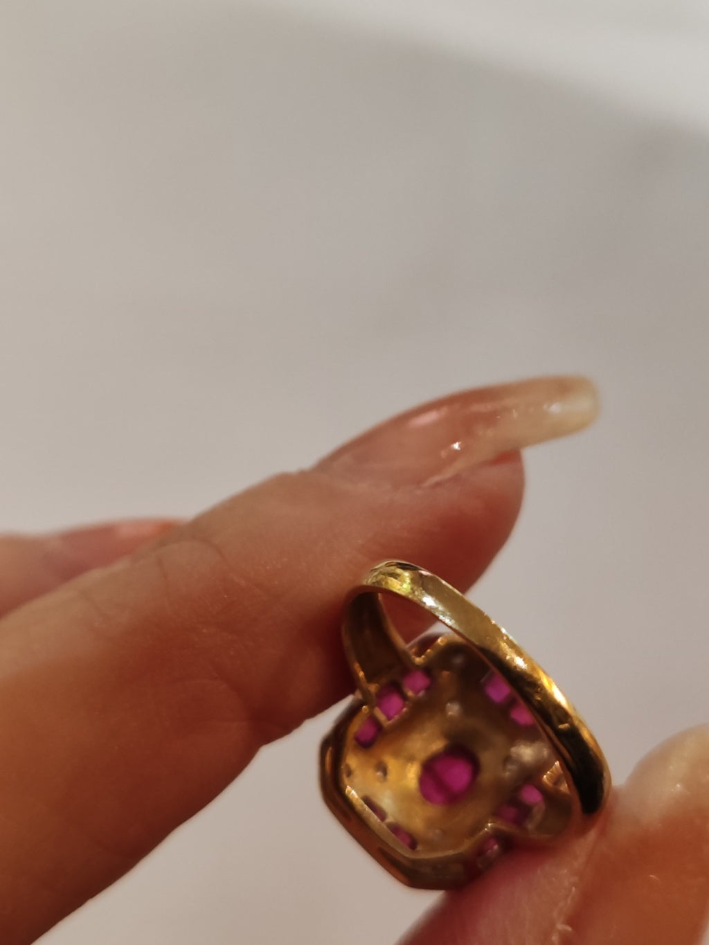 Bague rectangulaire or jaune 18 carats rubis et diamants