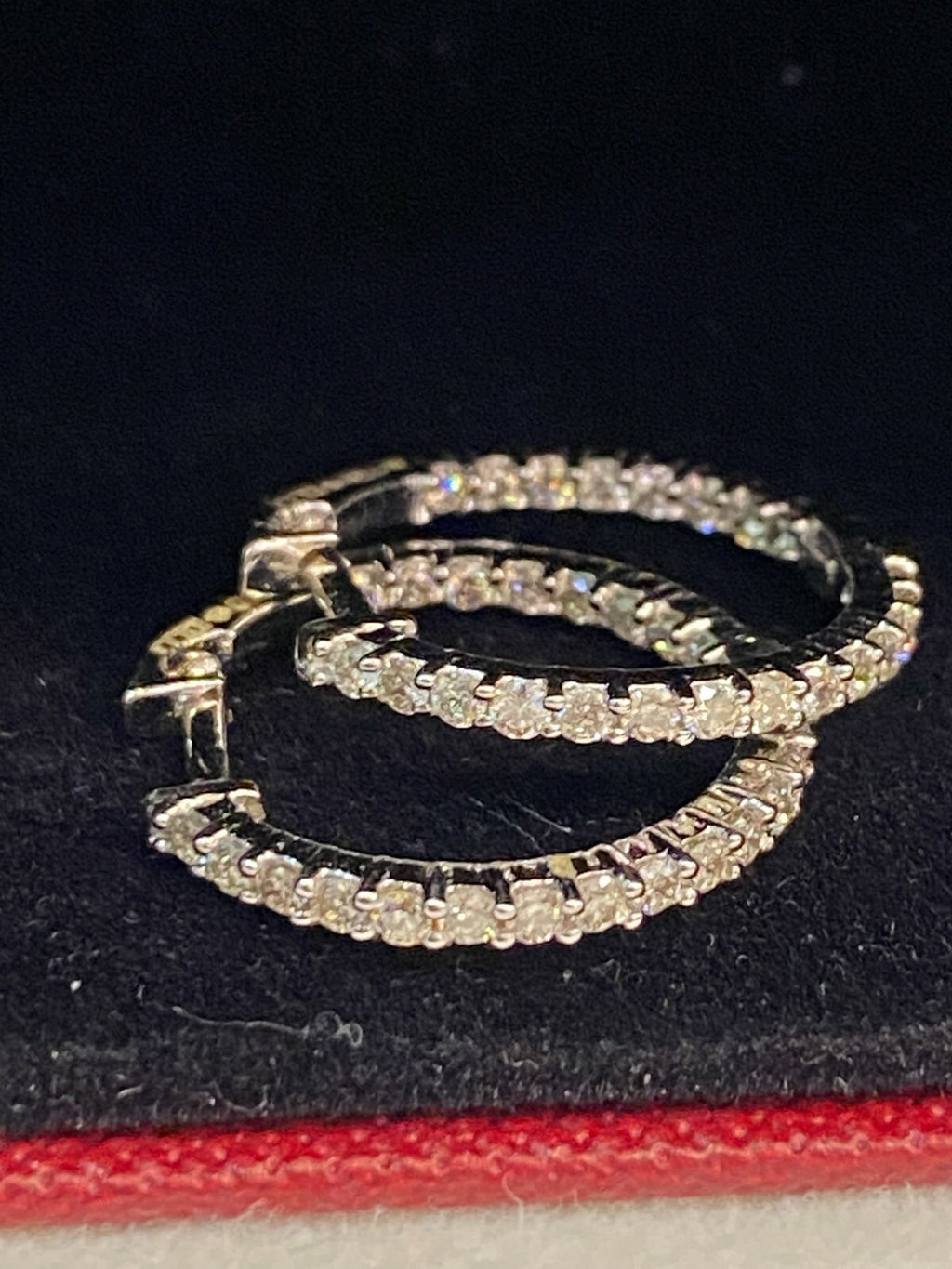 Boucles d'oreilles créoles en or 18 carats, serties de diamants ronds taille brillant « inside-out » d'un poids total de 0,75 carat