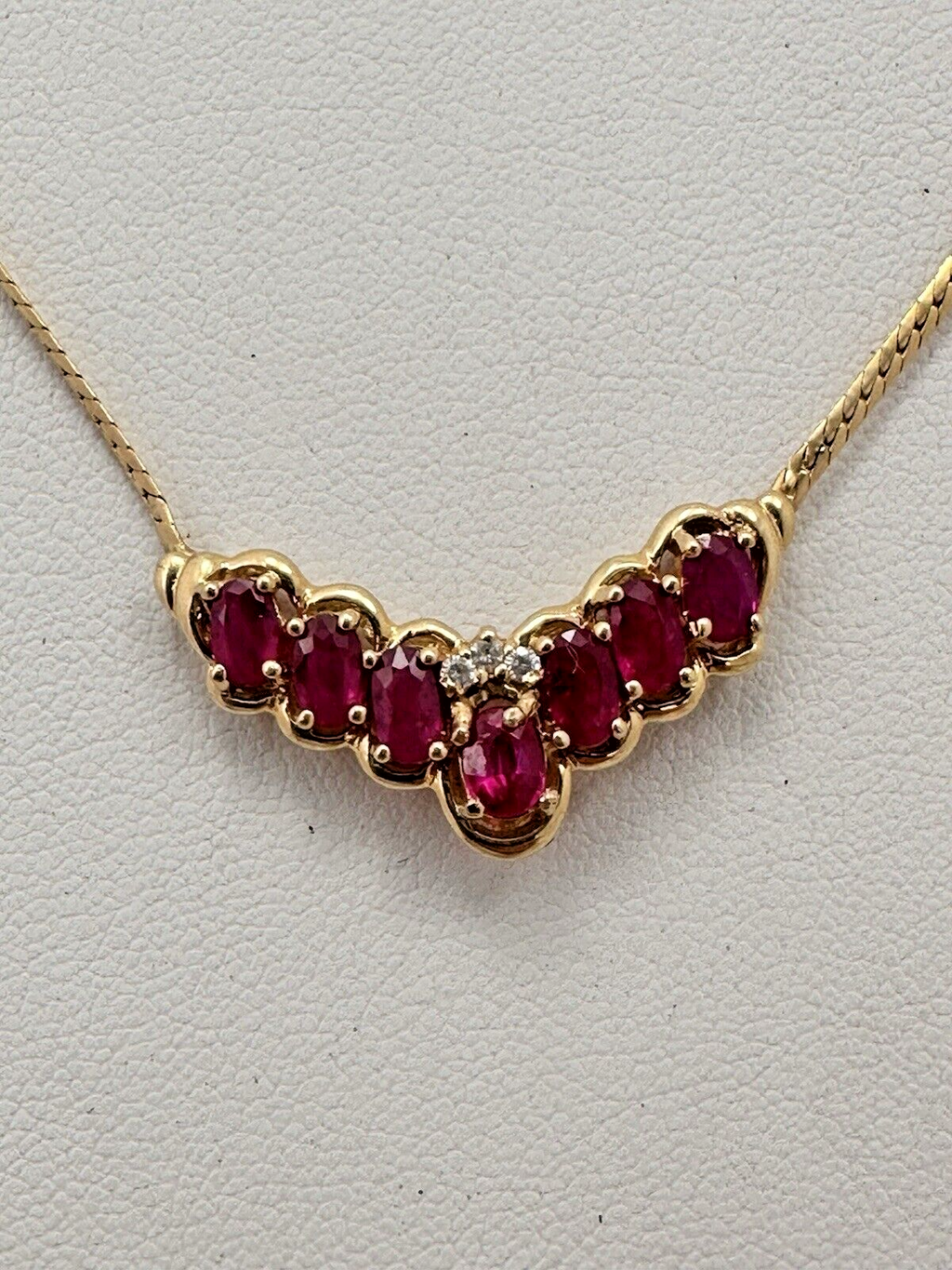 Collier de 17 pouces en or jaune 14 carats, orné de 7 rubis ovales de 4 mm x 6 mm et de 3 diamants rond