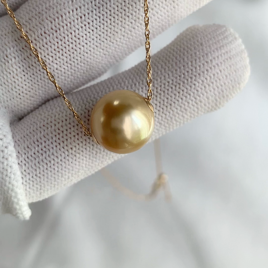 Collier pendentif perles dorées mer du Sud 11,6 mm en or jaune 18 carats, rég...
