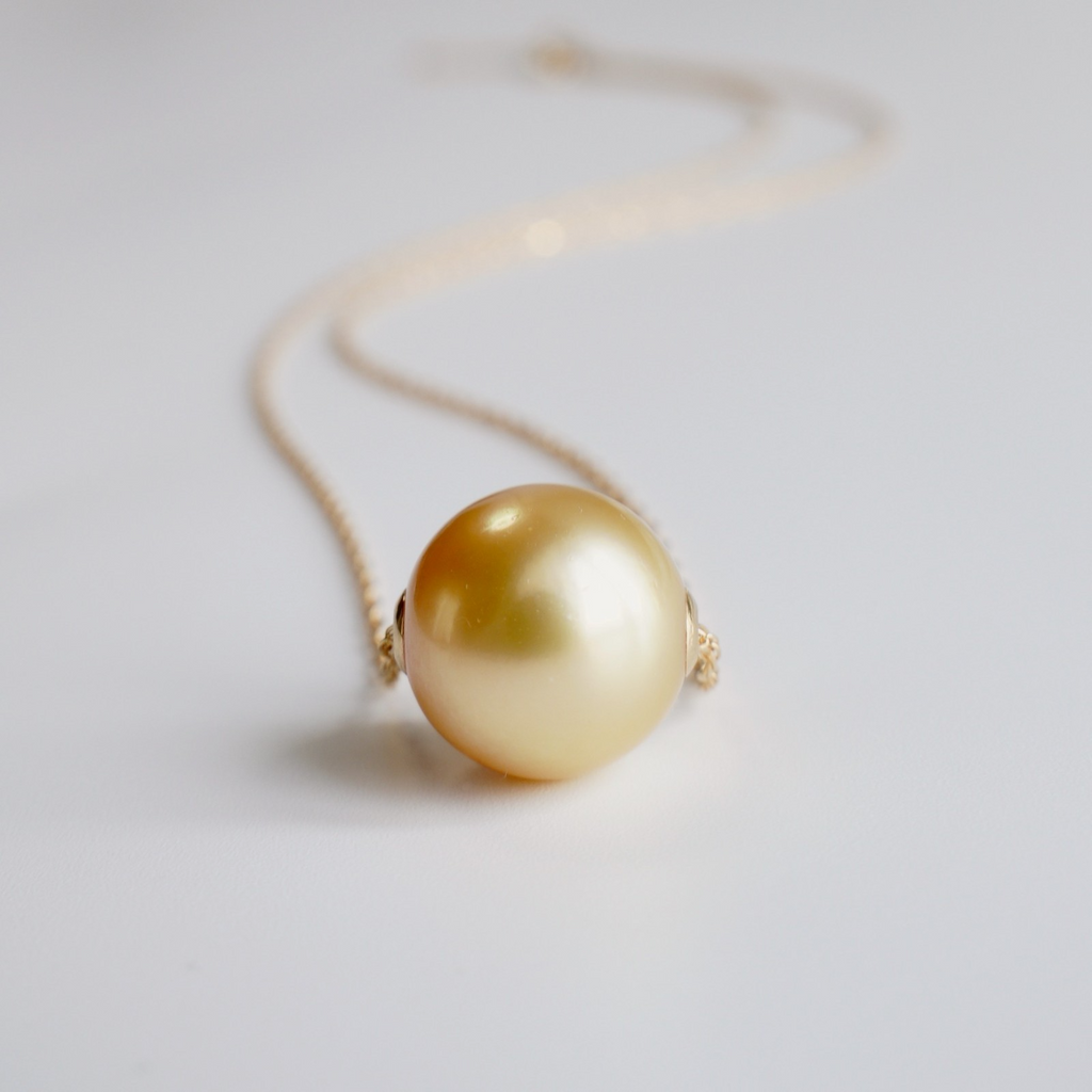 Collier pendentif perles dorées mer du Sud 11,6 mm en or jaune 18 carats, rég...
