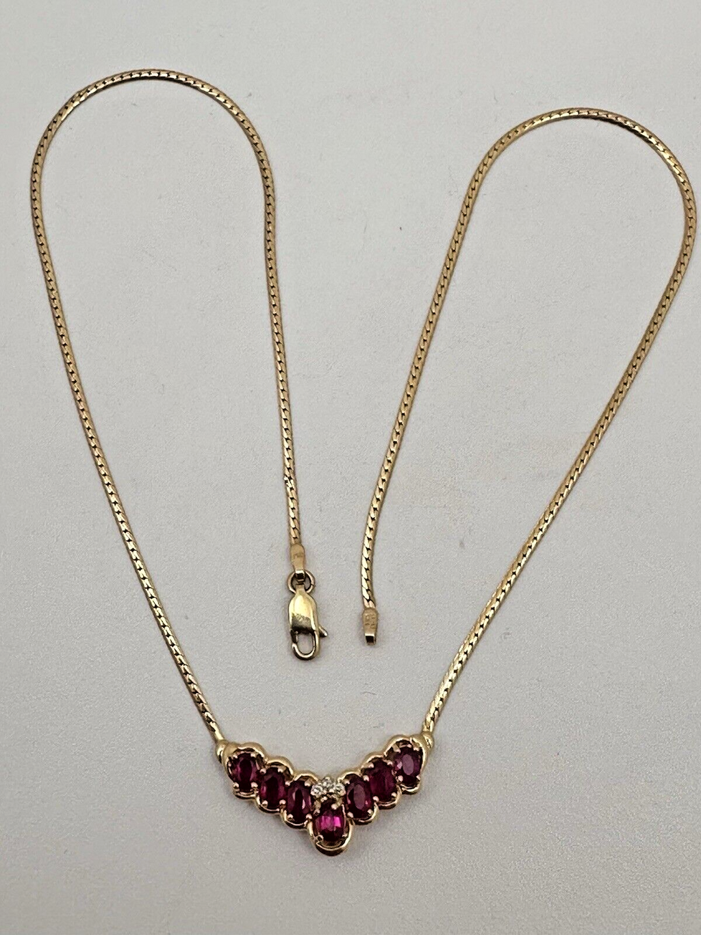 Collier de 17 pouces en or jaune 14 carats, orné de 7 rubis ovales de 4 mm x 6 mm et de 3 diamants rond