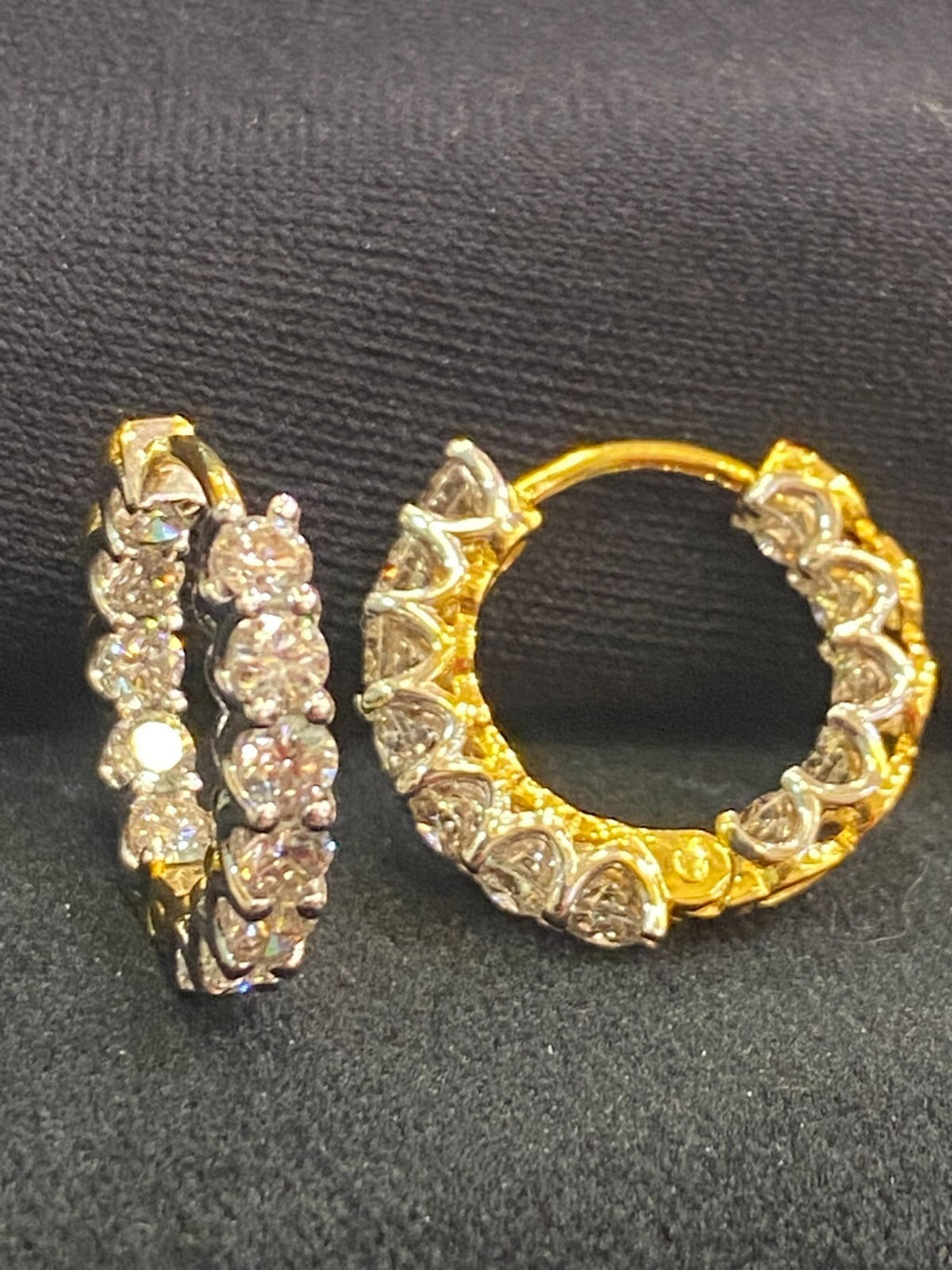 Boucles d'oreilles créoles en or 18 carats, serties de diamants ronds taille brillant « inside-out » d'un poids total de 1,68 carats