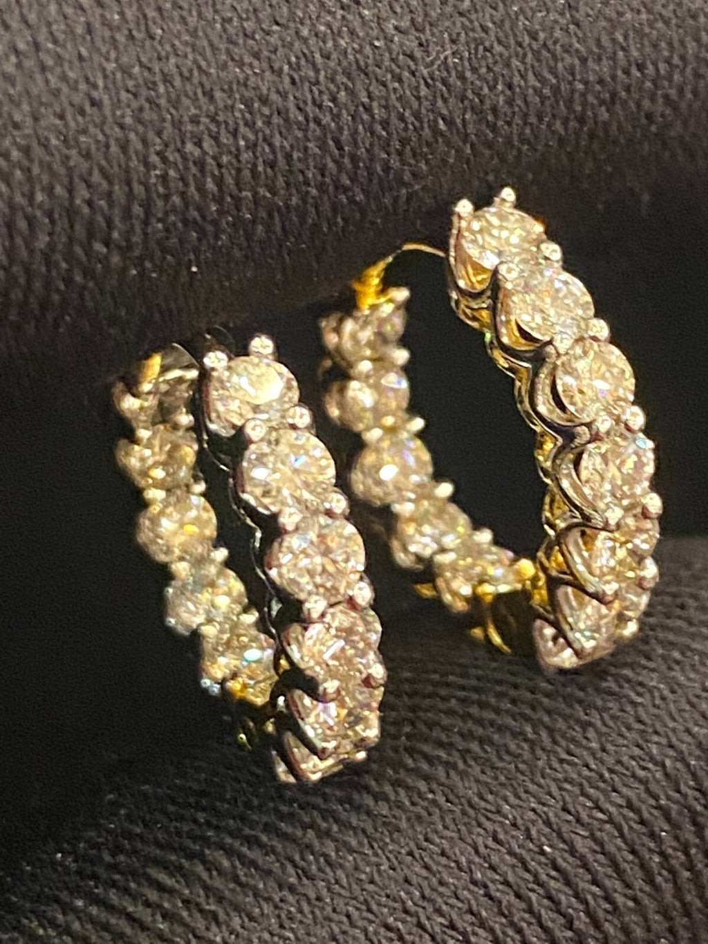 Boucles d'oreilles créoles en or 18 carats, serties de diamants ronds taille brillant « inside-out » d'un poids total de 1,68 carats