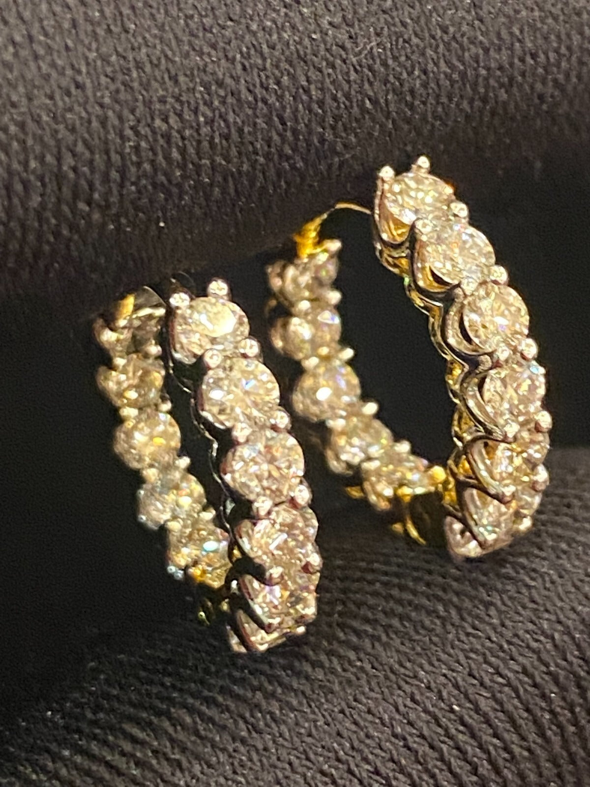 Boucles d'oreilles créoles en or 18 carats, serties de diamants ronds taille brillant « inside-out » d'un poids total de 1,68 carats
