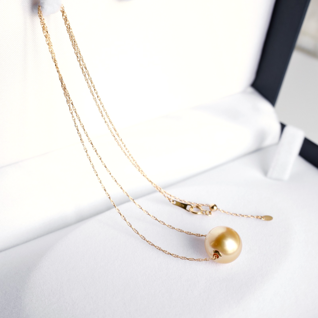 Collier pendentif perles dorées mer du Sud 11,6 mm en or jaune 18 carats, rég...