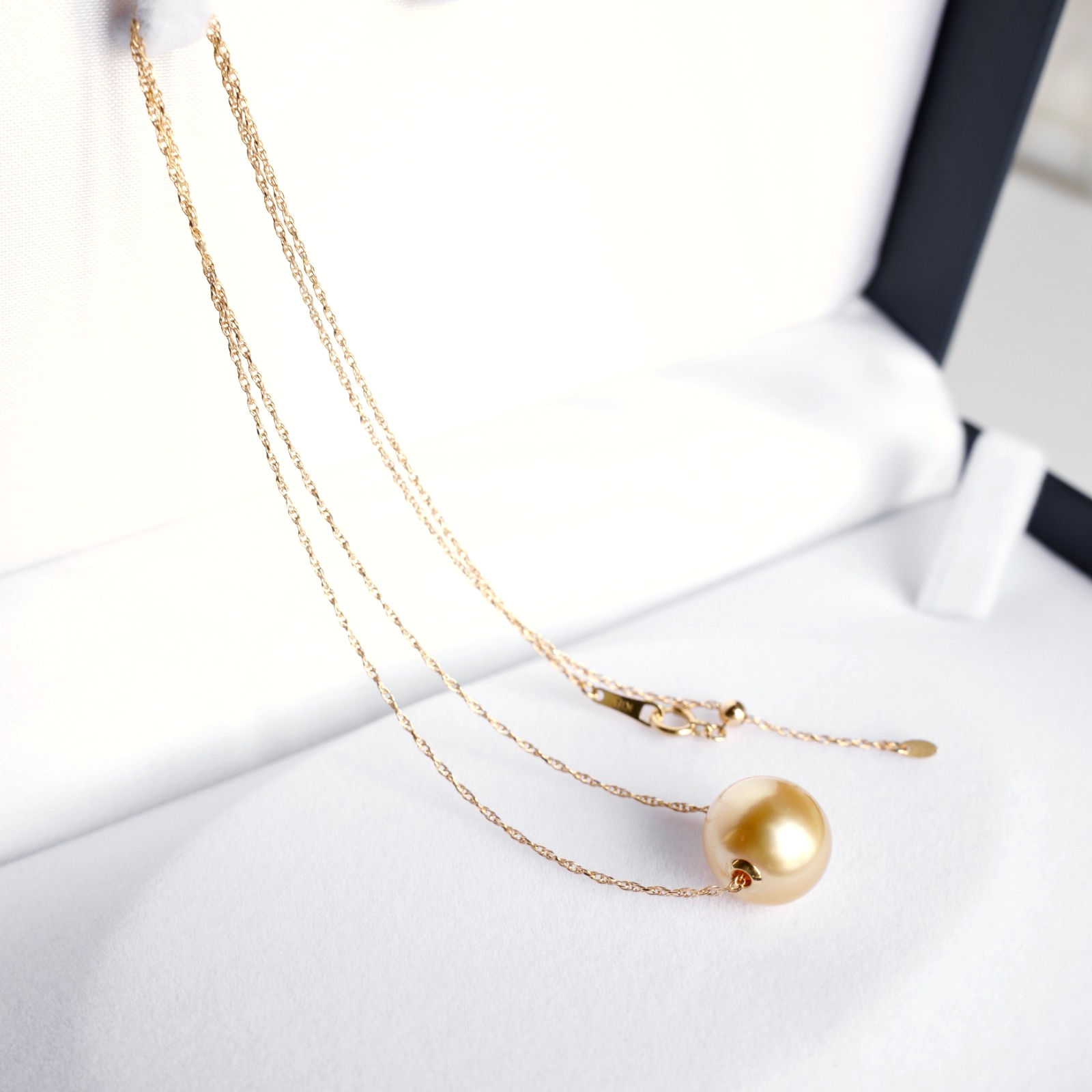 Collier pendentif perles dorées mer du Sud 11,6 mm en or jaune 18 carats, rég...